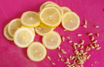 用牙签取出籽。