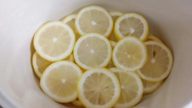 电炖盅内先铺一层柠檬。