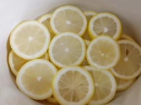 电炖盅内先铺一层柠檬。