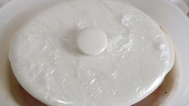 电炖盅的盖子用保鲜膜包好，防止盖子里的水滴入。