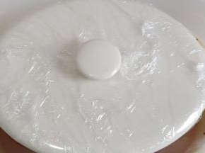 电炖盅的盖子用保鲜膜包好，防止盖子里的水滴入。