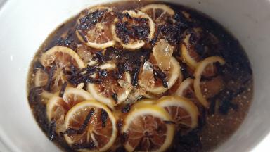 电炖盅炖煮16个小时以上即可。中间可以开盖搅拌，但一定不能把水滴入锅内。