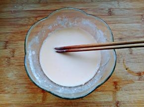 慢慢加水，顺一个方向，不断搅拌成无颗粒的面糊。