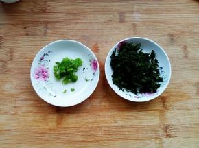 菜洗净，切末。