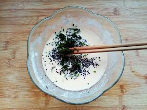 连同黑芝麻一起加入面糊中。