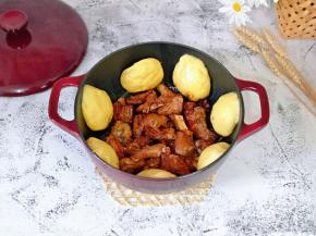 色香味俱全的铁锅排骨贴饼子好啦～～