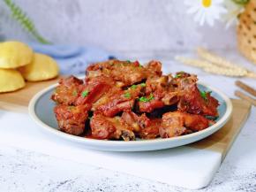 如果不拍照，直接把铁锅端上桌子就可以，还有保温效果。