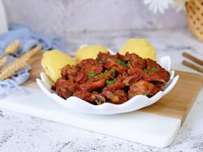 一口饼子，一块排骨，美味极了。