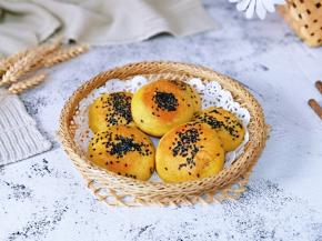 香甜软糯的黑芝麻玉米面小饼。