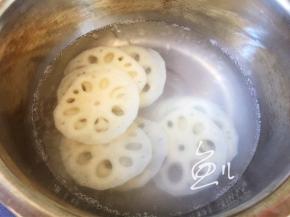 锅中烧开水，放入莲藕片焯水半分钟