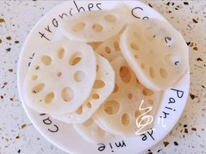 焯水后将莲藕捞出，沥干水分