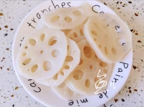 焯水后将莲藕捞出，沥干水分
