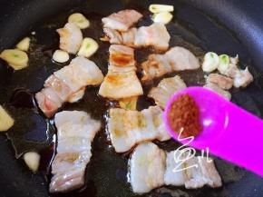 放入五香粉炒匀