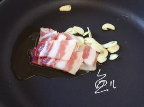 油锅烧热，放入肉片和蒜片