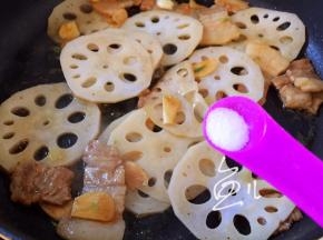放入食盐调味