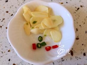 大蒜切片，辣椒切段
