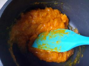 南瓜蒸熟去皮，趁热捣烂，加白糖搅拌均匀