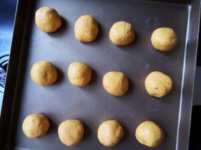 将南瓜馅平均分成12份，搓圆