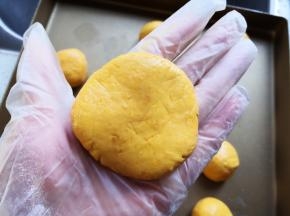 将南瓜馅按扁