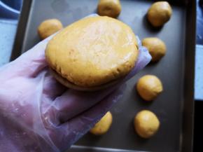 放在一片饼干上