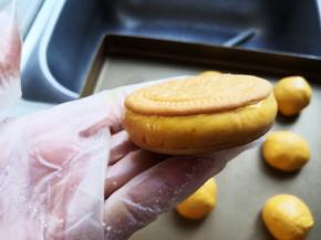 叠上另一片饼干，用手轻轻按压，使馅料和饼干粘合紧实