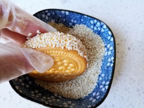 均匀沾上芝麻，按紧