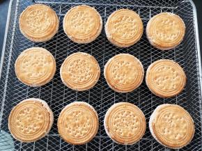 摆上烤盘，两面喷适量玉米油