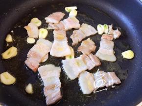 翻炒至肉片变色