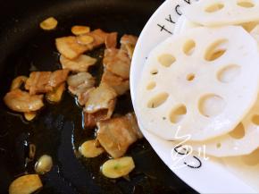 放入莲藕片翻炒均匀