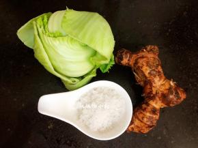 准备好得需要用的材料。南姜带泥沙比较脏，掰开用刷子把南姜刷干净，晒干备用