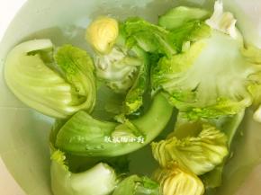 把芥菜一片片掰开清洗干净