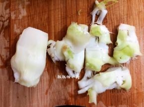 芥菜头的老丝撕掉，冲洗干净备用