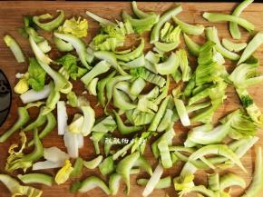 切好之后平铺开来放在通风处晾干水分，晒掉水分，贡菜才好保存，这一步必不可少哦