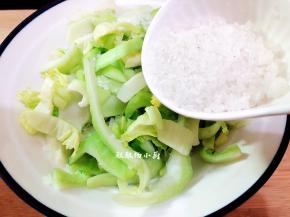 晒干水分的芥菜倒入盐适当的搓一搓，能更快杀出水分