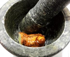 把南姜用石盅捣成末状，南姜也可以切小块点再来捣碎