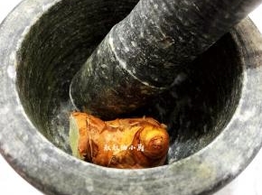 把南姜用石盅捣成末状，南姜也可以切小块点再来捣碎