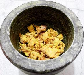 捣至如图，一定要用捣的，这样南姜的香味才能更有效地发挥