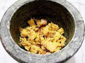 捣至如图，一定要用捣的，这样南姜的香味才能更有效地发挥