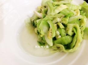 芥菜杀出水分，把芥菜挤干多余的水分