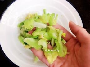使尽最大的力量把芥菜挤干水分，如图