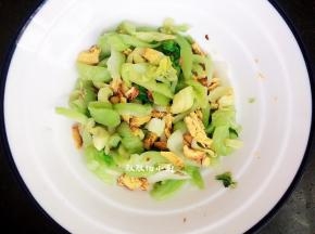 接着把南姜末倒入芥菜中混合均匀，再次搓一搓