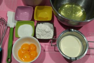 准备好材料。冷藏鸡蛋洗净擦干，然后分离蛋白和蛋黄。后蛋法，所以蛋黄先放小碗里备用。蛋白放入干净无水盆中，冷冻备用。