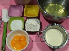准备好材料。冷藏鸡蛋洗净擦干，然后分离蛋白和蛋黄。后蛋法，所以蛋黄先放小碗里备用。蛋白放入干净无水盆中，冷冻备用。