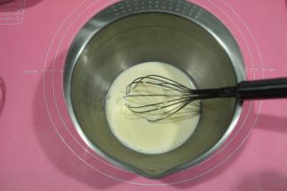 淡奶油倒入干净无水盆中，倒入香草精，这个增加风味，没有可省略。用蛋抽搅匀。