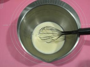 淡奶油倒入干净无水盆中，倒入香草精，这个增加风味，没有可省略。用蛋抽搅匀。