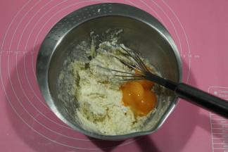 蛋抽之字型，混合到无干粉。没有加牛奶，所以比较粘稠，粘在蛋抽上，就在盆边敲下即可。