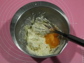蛋抽之字型，混合到无干粉。没有加牛奶，所以比较粘稠，粘在蛋抽上，就在盆边敲下即可。