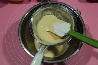 加入所有蛋黄，继续之字型混合。有颗粒也没关系。不要划圈，面糊会起筋。基本混匀后，将面糊过筛。不建议省略，用刮刀按压的方法，过筛。