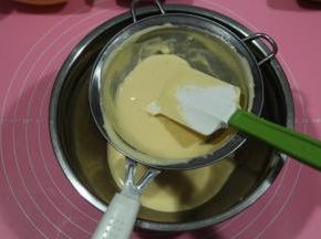 加入所有蛋黄，继续之字型混合。有颗粒也没关系。不要划圈，面糊会起筋。基本混匀后，将面糊过筛。不建议省略，用刮刀按压的方法，过筛。