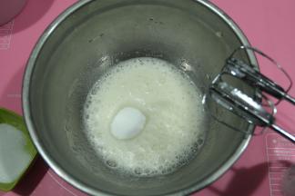 电动打蛋器高速开始打，顺一个方向打，打到鱼眼泡，加入1/3细砂糖。继续打。